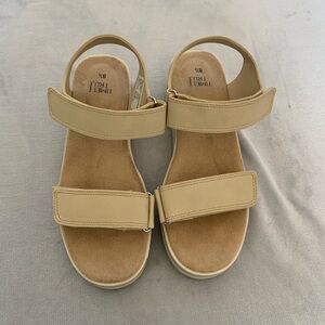 Time and Tru adjustable comfort sandal 8.5